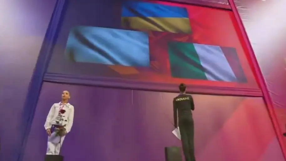 Російська гімнастка повернулася спиною до прапору України під час гімну