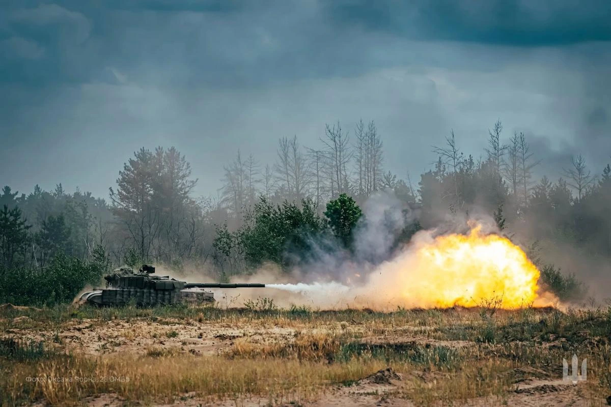 Поки увага прикута до Ірану, РФ та Україна готуються до нового етапу війни, – Bloomberg